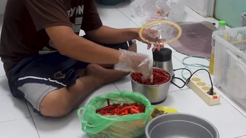 The process of grinding chilies Vídeo Stock 276151444