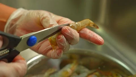 Process of hand cleaning and peel shrimps shell. Woman cleaning raw king sh.. 库存影片 232869525