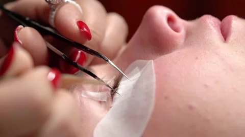 Process increasing and volumetric eyelash extensions to girl. Stock Footage 148677368
