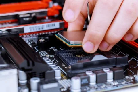 The process of installing in CPU microprocessor to motherboard socket Stockfoto's