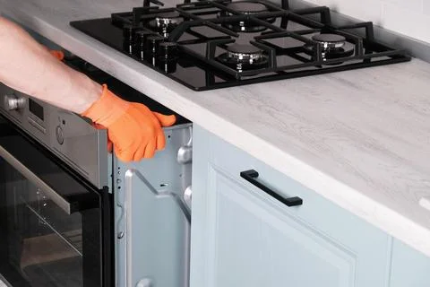 Process of installing an electric oven in  kitchen Foto stock