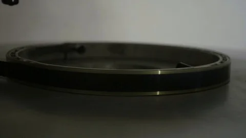 The process of installing old film into the reel to watch a movie at the cinema 库存影片 93712982