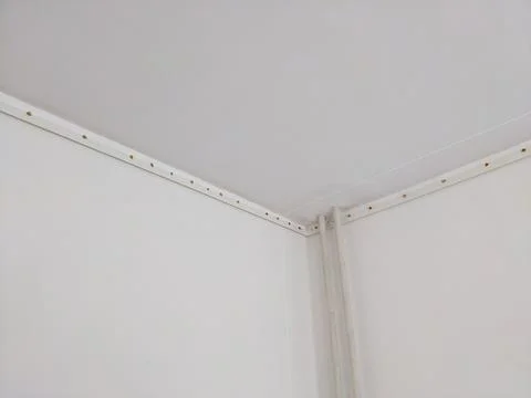 The process of installing a stretch ceiling on a laser level. Stock-Fotos