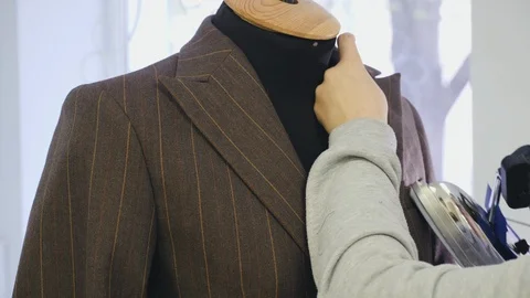 Process of ironing male jacket on the mannequin Vidéo 106926470