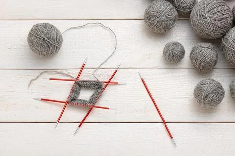 The process of knitting in the circle on double-sided knitting needles, bal.. 스톡 사진