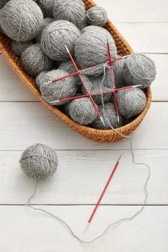 The process of knitting in the circle on double-sided knitting needles, bal.. Fotos Stock