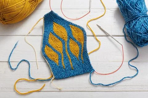 The process of knitting a hat with circular knitting needles using the shor.. 스톡 사진