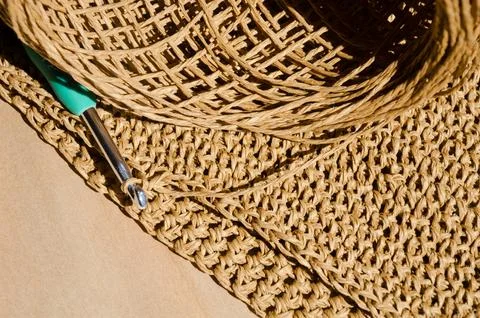 The process of knitting a raffia bag. Foto stock