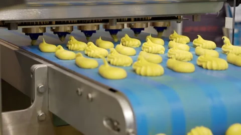 The process of laying marshmallows on the conductor. Stock Footage 165437298