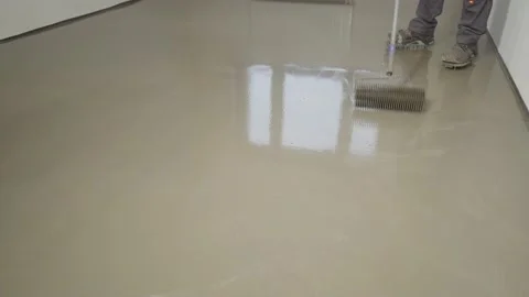 The process of laying a self-leveling floor. Vídeos de archivo 236320574