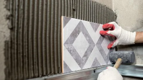 The process of laying tiles in the bathroom step by step. Home improvement .. Foto stock