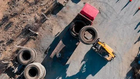 Process of loading and transporting giant tires with heavy machinery for re.. Foto stock