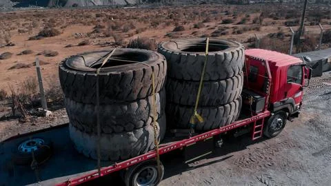 Process of loading and transporting giant tires with heavy machinery for re.. Foto stock
