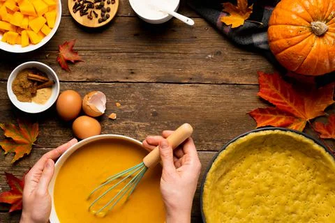The process of making American pumpkin pie women's hands on a wooden table wi Foto stock