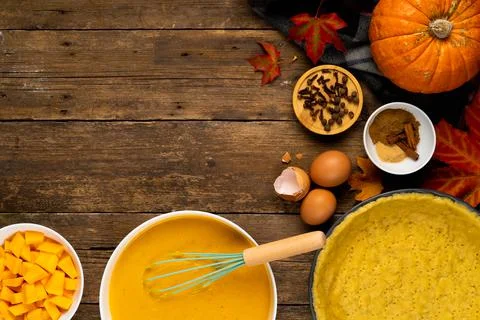 The process of making American pumpkin pie on a wooden table with ingredients Foto stock
