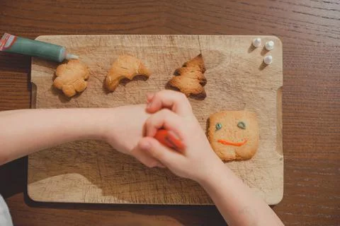 Process of making and decorating a traditional homemade Christmas gingerbread Foto stock