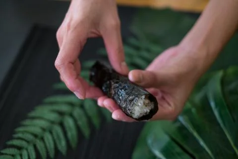 The process of making and decorating tuna Temaki Hand Roll. Foto stock