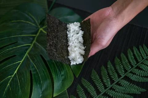 The process of making and decorating tuna Temaki Hand Roll. Foto stock