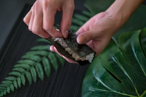 The process of making and decorating tuna Temaki Hand Roll. Foto stock