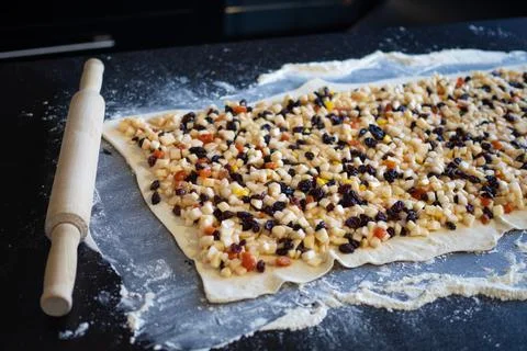 Process of making apple strudel, a layer of dough with the filling laid out Foto stock