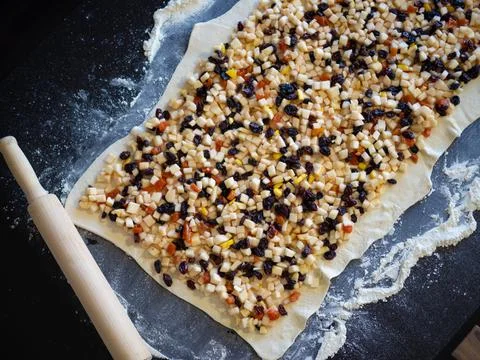 Process of making apple strudel, a layer of dough with the filling laid out Foto stock