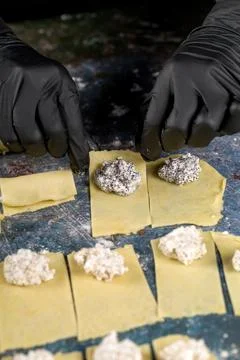 The process of making bagels with nuts and poppy seeds 库存照片