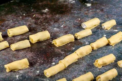 The process of making bagels with nuts and poppy seeds 库存照片