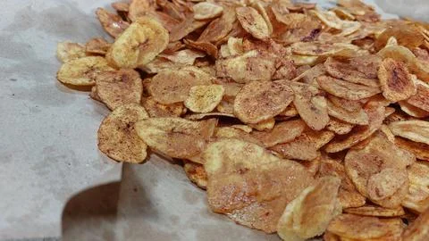 The process of making banana chips Foto stock