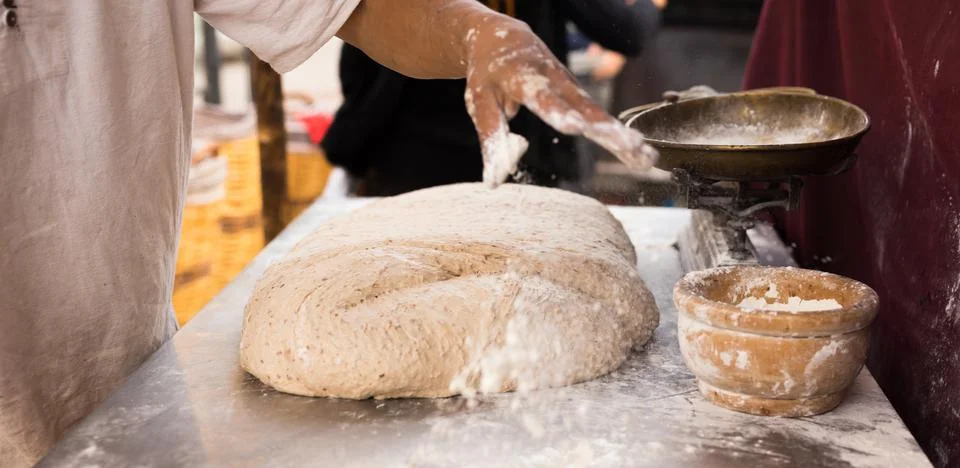 Process of making bread. dough kneading Foto stock