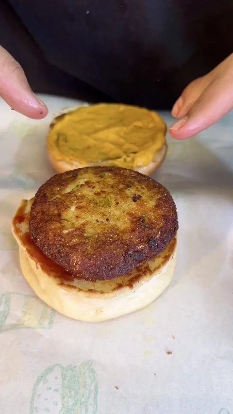 Process of making bread tikki with salad. Video stock 287176741