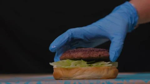The process of making a burger. Cook's hands 库存影片 221174600