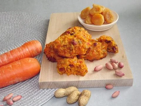 The process of making carrot cookies with the addition of dried apricots Foto stock
