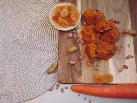 The process of making carrot cookies with the addition of dried apricots Foto stock