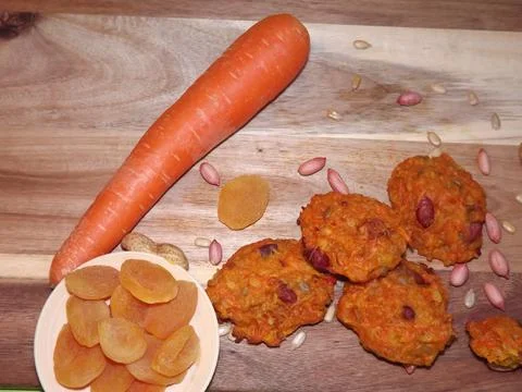 The process of making carrot cookies with the addition of dried apricots Foto stock