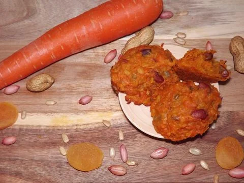 The process of making carrot cookies with the addition of dried apricots Foto stock