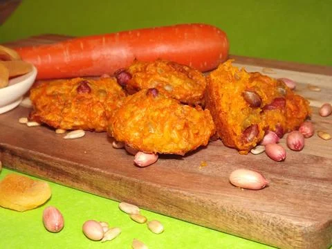 The process of making carrot cookies with the addition of dried apricots, p.. Foto stock
