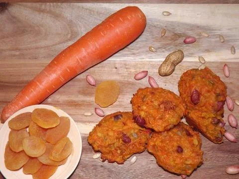 The process of making carrot cookies with the addition of dried apricots, p.. Foto stock