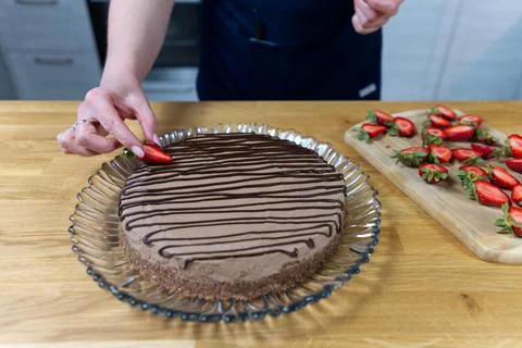 Process of making cheesecake with chocolate and strawberries. Sweet and tasty. Foto stock