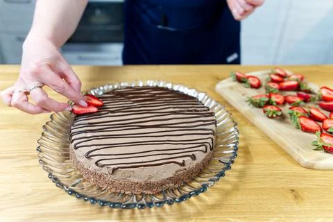 Process of making cheesecake with chocolate and strawberries. Sweet and tasty. Foto stock