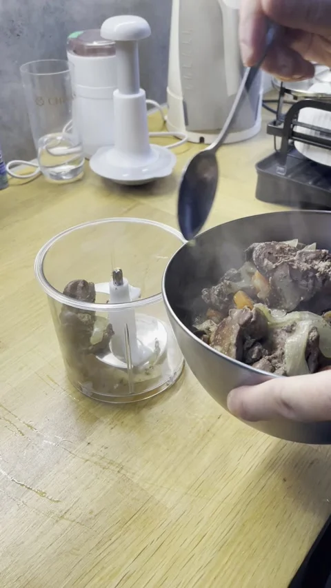 The process of making chicken liver pate Video stock 329422904