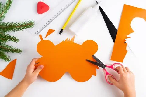 The process of making a children's New Year tiger mask with a child made of c Foto stock