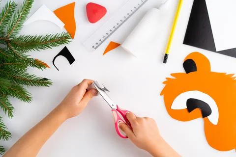 The process of making a children's New Year tiger mask with a child made of c Foto stock