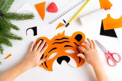 The process of making a children's New Year tiger mask with a child made of c Foto stock