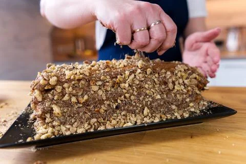 The process of making a chocolate cake with nuts and cream. Foto stock