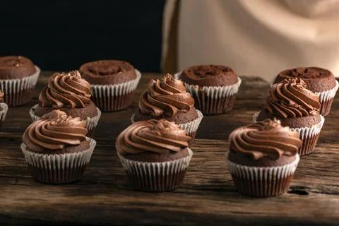 Process of making chocolate cupcakes with cocoa glaze. 스톡 사진
