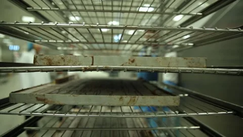 The process of making chocolate at Emirates Flight Catering's Vidéo 133184561