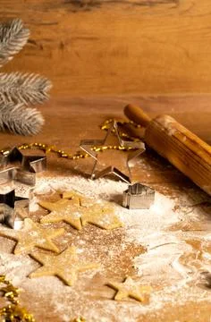 The process of making cookies, flour, cookie molds on the table 库存照片