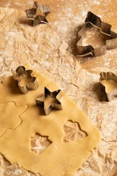 The process of making cookies, flour, cookie molds on the table 库存照片