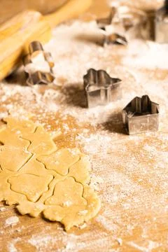 The process of making cookies, flour, cookie molds on the table 库存照片
