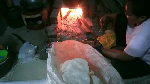 The process of making crackers by heating in a furnace 動画素材 205041330
